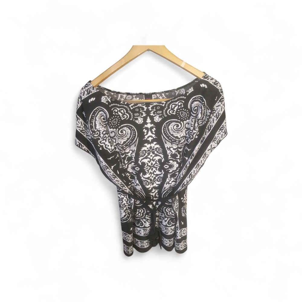 Wrapper Black and White Paisley Scoop Neck Top